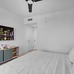 Bright And Breezy 1 Bed Unit With Water And City Views
