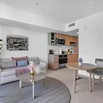 Bright And Breezy 1 Bed Unit With Water And City Views
