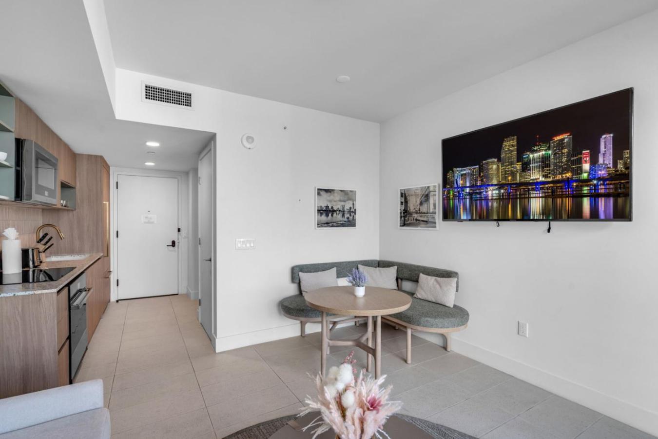 Bright And Breezy 1 Bed Unit With Water And Views * Miami