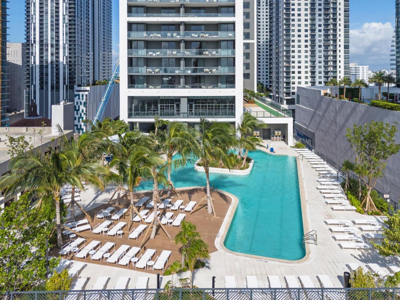 Bright And Breezy 1 Bed Unit With Water And Views